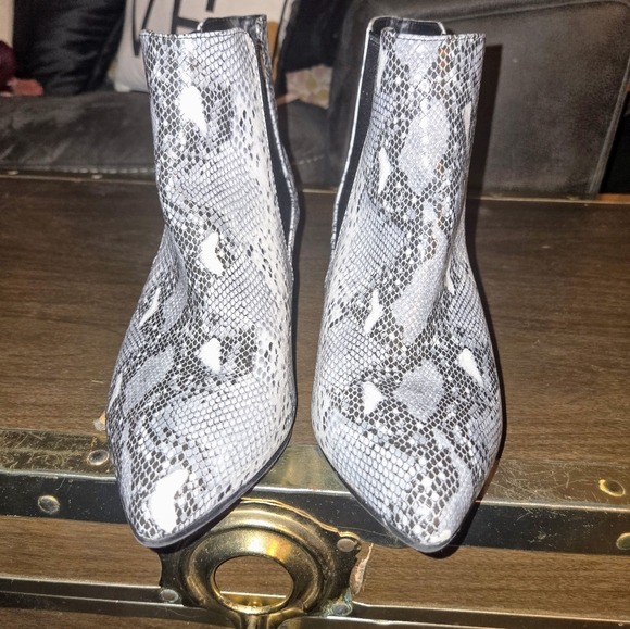 Metaphor animal print ankle booties womens size 9 - Picture 3 of 7